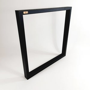 Peut inclure: Cadre photo carré noir avec un petit accent doré dans le coin supérieur droit.