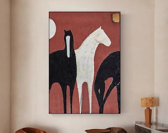 Può includere: Dipinto astratto di tre cavalli in nero, bianco e grigio su uno sfondo rosso. I cavalli sono stilizzati e semplificati, con gambe e colli lunghi. Il dipinto ha un'estetica moderna e minimalista.