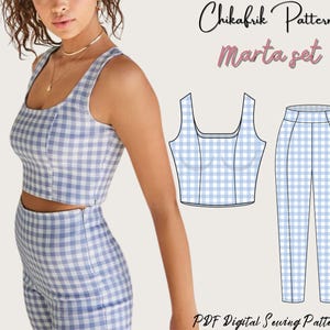 Może przedstawiać: Cyfrowy wzór szycia na gingham crop top i spodnie w zestawie "Marta set" autorstwa Chikafrik Patterns. Wzór jest przeznaczony dla tkaniny w kratę gingham w kolorze niebieskim i białym.