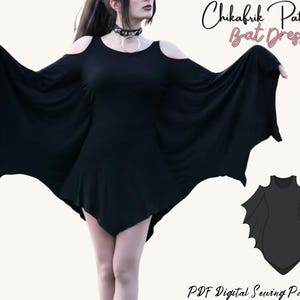 Puede incluir: Vestido negro de murciélago con hombros descubiertos y mangas de ala de murciélago. El vestido tiene un dobladillo corto y se muestra con un collar de gargantilla. El texto "Chikafrik Patterns Bat Dress" y "PDF Digital Sewing Patterns" son visibles.