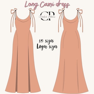 Op de afbeelding: Een lijntekening van een lange, perzikkleurige cami-jurk met dunne bandjes en een strik aan de bovenkant van elk bandje. De jurk heeft een ronde hals en een split aan elke kant. De tekst "Long Cami dress" en "15 sizes Layer sizes" is opgenomen in de afbeelding.