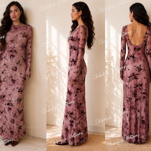Puede incluir: Un vestido largo hasta el suelo de manga larga en tono rosa empolvado con un patrón floral oscuro e intrincado. La prenda se muestra de frente, de lado y de espaldas, con un cuello alto en la parte delantera y un diseño de espalda abierta.