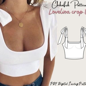 Puede incluir: Un top blanco corto con escote cuadrado y tirantes de lazo. El top se muestra en una modelo con un collar de oro. La imagen también incluye un dibujo de línea del top con el texto "Chikafrik Patterns Lovelina crop top" y "PDF Digital Sewing Patterns".