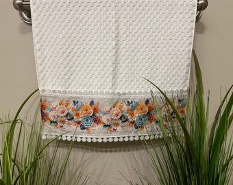 Toalla de mano de algodón floral: decoración de baño con ribete de encaje y estilo shabby chic