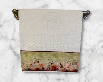 Toalla de mano con ribete de encaje floral: decoración de baño con rosas rojas y rosas