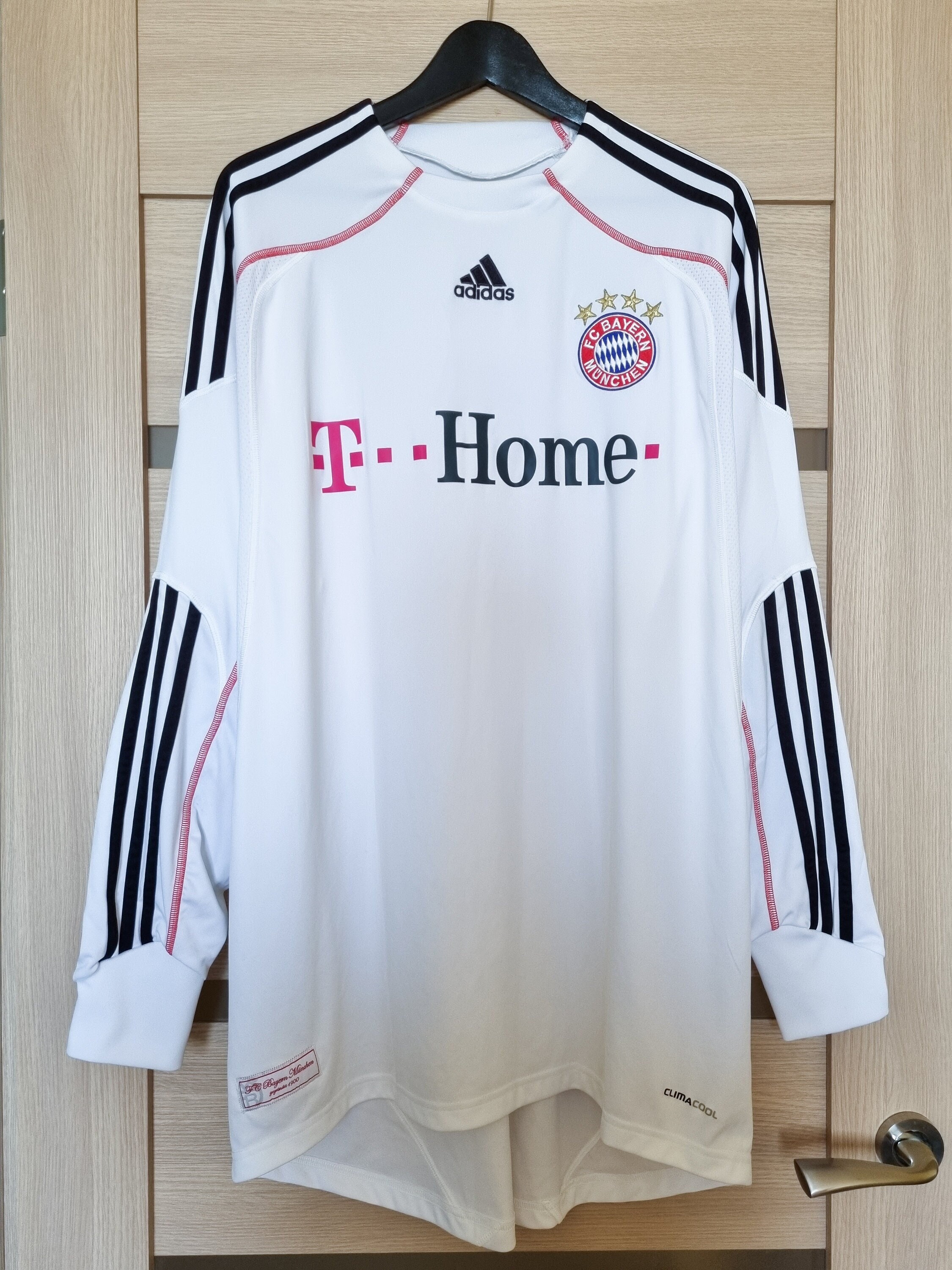 bayern munich goalkeeper kit