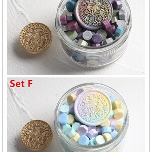 Pu&ograve; includere: Due set di timbri per sigilli di cera e perline di cera in barattoli di vetro. Il set E presenta un timbro dorato con un design di coniglio che guida una bicicletta e perline di cera viola, blu e verdi. Il set F presenta un timbro arcobaleno con un design floreale e perline di cera blu pastello, giallo e viola.