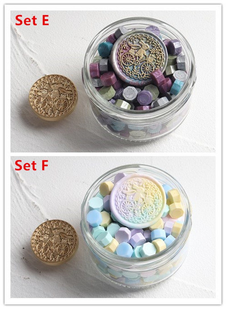 Pu&ograve; includere: Due set di timbri per sigilli di cera e perline di cera in barattoli di vetro. Il set E presenta un timbro dorato con un design di coniglio che guida una bicicletta e perline di cera viola, blu e verdi. Il set F presenta un timbro arcobaleno con un design floreale e perline di cera blu pastello, giallo e viola.