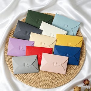 Conjunto de envelopes coloridos personalizados de 16 x 11 cm, envelopes de papel grosso de 250 g com fecho em formato de coração para convites de casamento e convites de festa.