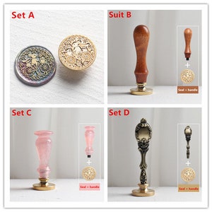 Pu&ograve; includere: Quattro set di timbri per sigilli di cera con manici. Il set A presenta un timbro dorato con un design di coniglio e carrozza. Il set B presenta un manico in legno e un timbro dorato. Il set C presenta un manico rosa e un timbro dorato. Il set D presenta un manico dorato e un timbro dorato con un design floreale.