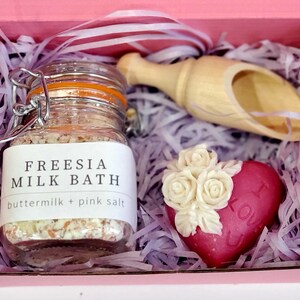 Mini Spa Gift Box | Rose Soap, Jasmine Bath Salt Freesia Bath Trio