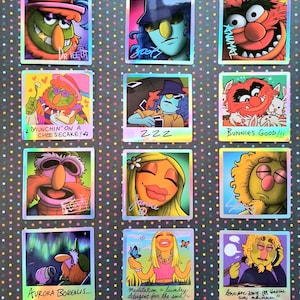 Könnte beinhalten: Ein Set mit 12 bunten Aufklebern mit verschiedenen Charakteren aus den Muppets. Jeder Aufkleber ist ein Quadrat mit holografischem Finish und zeigt einen anderen Muppet-Charakter mit einem einzigartigen Ausdruck und Text. Zu den Charakteren gehören Animal, Dr. Teeth, Janice, Zoot, Bunsen Honeydew, Beaker und mehr.