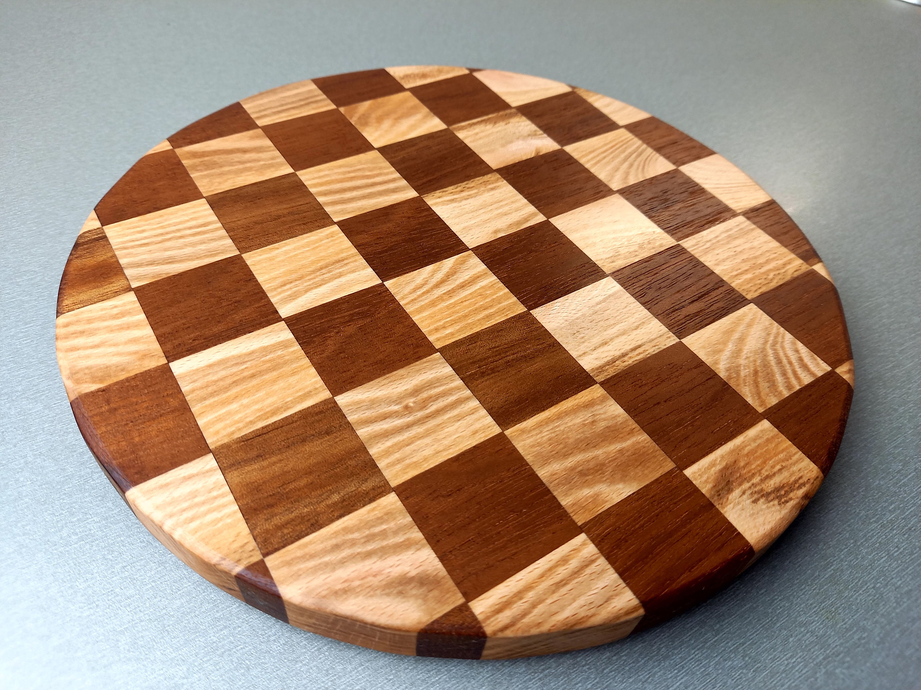 Sous-Plat Rond en Bois Massif | Acajou + Feuillu Clair Fait Main, Motif Damier