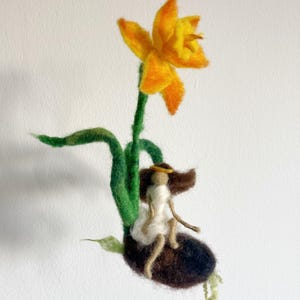 水仙の夢の妖精 - ウォルドルフ風ニードルフェルト | オリジナル手作りウール人形 | 保育園のモビール | 新米ママへのギフト