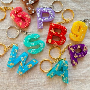 Llavero de resina inicial personalizado / Carta epoxi hecha a mano personalizada, llaveros numéricos / Alfabeto de oro y plata / Regalo de Navidad personal