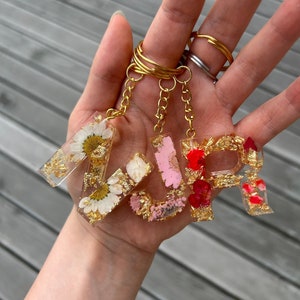 Llavero de flor de resina inicial personalizado / Carta epoxi hecha a mano personalizada, Llaveros numéricos / Regalo personal / Regalo del Día de la Madre