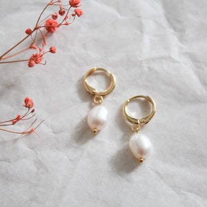 Hoop earrings with pearls gold