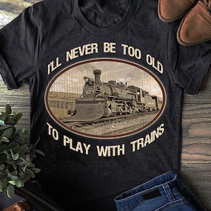 Ich werde nie zu alt sein, um mit Zügen zu spielen Zug T Shirt, Zug T-Shirt, Zug T Shirts, Eisenbahn Shirt, Zug Geschenke für Männer, Zugtechniker