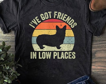 Tengo amigos en lugares bajos, camisa Corgi, regalo divertido para el amante de Corgi, Corgi retro vintage, corgi mamá, Pembroke Welsh Corgi, corgi dog tee