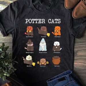 Puede incluir: Una camiseta negra con el texto "POTTER CATS" en letras blancas. La camiseta presenta ilustraciones de gatos vestidos como personajes de la serie Harry Potter, incluyendo Hermione, Ron y Dumbledore.