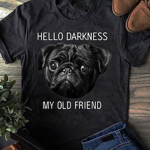 Könnte beinhalten: Schwarzes T-Shirt mit einem schwarzen Mopsgesicht und dem Text "HELLO DARKNESS MY OLD FRIEND".