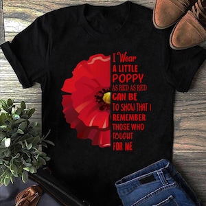 Könnte beinhalten: Schwarzes T-Shirt mit einem roten Mohnblumen-Motiv und dem Text "I Wear A Little Poppy As Red As Red Can Be To Show That I Remember Those Who Fought For Me."