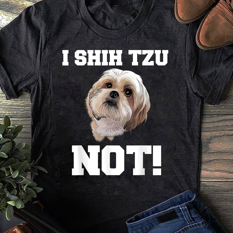Może przedstawiać: Czarny T-shirt z białym tekstem, kt&oacute;ry brzmi "I Shih Tzu Not!" i kresk&oacute;wkowym obrazkiem psa rasy Shih Tzu.