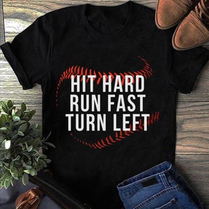 Hit Hard Run Fast Sla linksaf honkbalspeler fan honkbal T-shirt, honkbal moeder T-shirt, honkbal sport, honkbalspeler, cadeau honkballiefhebber