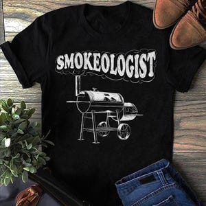 Smokeologist BBQ Smoker T-Shirt - Funny Pitmaster Grilling Tee