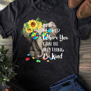 In a world where you can be anything be kind Autismus Shirt - Autismus Awareness Shirt - Muttertag - Vatertag