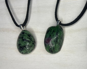 Collar de zoisita rubí