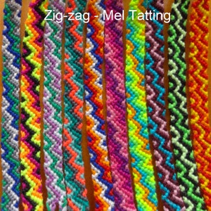 Puede incluir: Una colección de pulseras de amistad coloridas con un patrón en zigzag. Las pulseras están hechas con hilo de bordar y están atadas juntas en un nudo. El texto "Zig-zag - Mel Tatting" es visible en la parte superior de la imagen.