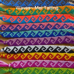 Peut inclure: Une collection de 14 bracelets d'amitié colorés avec un motif de vagues. Les bracelets sont faits de fil à broder et présentent une variété de couleurs, notamment le bleu, le vert, le rose, le violet, le rouge, le jaune, l'orange et le noir. Les bracelets sont tous liés ensemble par un nœud à l'extrémité. Le texte "Waves - Mel Tatting" est écrit au centre de l'image.