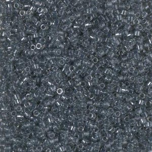 Könnte beinhalten: Nahaufnahme einer großen Menge kleiner, transparenter Glasperlen. Die Perlen sind rund und haben einen leichten irisierenden Schimmer.