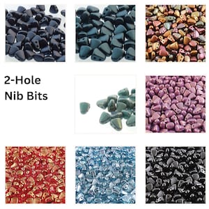 Könnte beinhalten: Sortiment von 2-Loch-Glasperlen in verschiedenen Farben, darunter Schwarz, Blau, Rot, Grün und Lila. Die Perlen sind in Form von kleinen Dreiecken mit zwei Löchern oben. Die Perlen sind mit "2-Hole Nib Bits" beschriftet.
