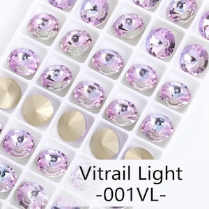 Op de afbeelding: Een wit plastic dienblad met meerdere ronde, gefacetteerde lichtpaarse kristallen en verschillende goudkleurige conische achterkanten. De tekst Vitrail Light -001VL- is in het zwart gedrukt op het onderste deel van het witte dienblad.