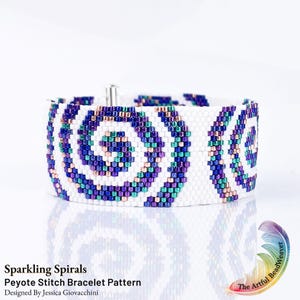 Pode incluir: Uma pulseira de contas com fundo branco e padrões de espiral repetidos em tons de roxo, azul-petróleo e cobre metálico. O texto na imagem diz: Sparkling Spirals Peyote Stitch Bracelet Pattern Designed By Jessica Giovacchini.