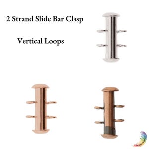 Peut inclure: Trois fermoirs barrettes coulissantes à 2 rangs avec boucles verticales en tons argent, or rose et cuivre. Le texte 2 Strand Slide Bar Clasp Vertical Loops est affiché. Chaque composant de bijouterie métallique présente une barre cylindrique centrale avec deux petites boucles de chaque côté pour connecter solidement les rangs de bijoux.