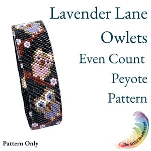Puede incluir: Un patrón de pulsera de cuentas con búhos en tonos de rosa, morado, dorado y marrón sobre un fondo negro. El patrón se llama "Lavender Lane Owlets" y es un patrón de punto de peyote de conteo par.