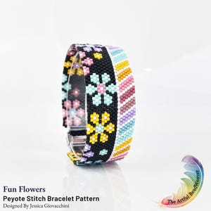 Peut inclure: Un bracelet en perles avec un fond noir orné de motifs floraux colorés en jaune, rose et bleu clair. La section latérale présente des rayures diagonales orange, rose, violet et bleu clair. Le texte indique Fun Flowers Peyote Stitch Bracelet Pattern Designed by Jessica Giovacchini.