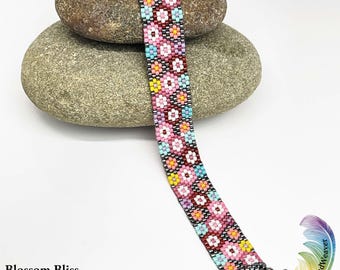 Puede incluir: Una pulsera de punto peyote con un patrón floral repetitivo en tonos rosa, rojo, amarillo, blanco y azul claro, terminada con un cierre de tubo metálico. El texto Blossom Bliss Peyote Stitch Bracelet Pattern Designed By Jessica Giovacchini es visible.