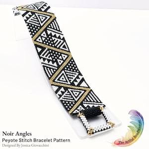 Op de afbeelding: Een brede peyote-steek armband met een geometrisch patroon van zwarte en witte kralen in driehoeksvorm, geaccentueerd door diagonale lijnen van metallic gouden kralen. De armband bevat een vierkante gesp met zwart-wit kraalwerk.