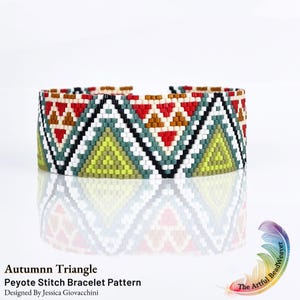 Puede incluir: Un brazalete de cuentas colorido con un patrón geométrico de triángulos en tonos de rojo, naranja, amarillo, verde, azul, negro y blanco. El brazalete está hecho utilizando la técnica de punto de peyote. El texto "Autumn Triangle Peyote Stitch Bracelet Pattern Designed By Jessica Giovacchini" es visible debajo del brazalete.