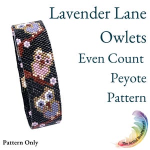 Op de afbeelding: Een kralenarmband met een zwarte achtergrond en een patroon van twee uilen op een bruine tak met kleine roze bloemen. De tekst luidt Lavender Lane Owlets Even Count Peyote Pattern en Pattern Only, met een kleurrijk verenlogo.