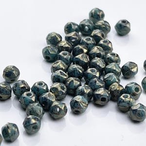 Englisch niedlich 3 mm opak grün türkis mit Bronze Wash böhmischen Glasschliffperlen | 50stk