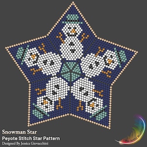 Könnte beinhalten: Ein fünfzackiger Stern aus Peyote-Stich-Perlen mit dunkelblauem Hintergrund und fünf weißen Schneemännern mit türkisfarbenen Hüten und orangen Nasen. Der Text lautet Snowman Star, Peyote Stitch Star Pattern, Designed By Jessica Giovacchini.