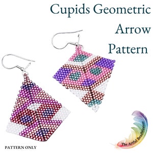 Könnte beinhalten: Ein Paar geometrische Pfeilohrringe in einem Farbton aus Rosa, Lila, Weiß und Türkis. Die Ohrringe sind aus Perlen gefertigt und haben silberne Ohrhaken. Das Bild enthält den Text "Cupids Geometric Arrow Pattern" und "The Artful Beadweaver".