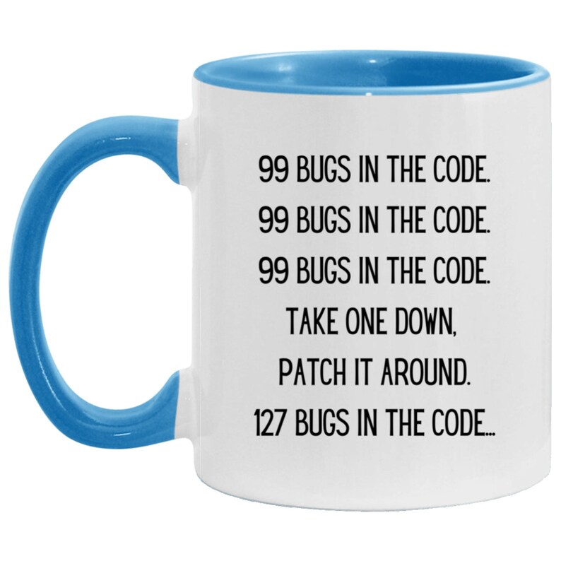 Może przedstawiać: Biały kubek do kawy z jasnoniebieskim rantem i uchwytem. Kubek ma czarny napis: "99 bugs in the code. 99 bugs in the code. 99 bugs in the code. Take one down, patch it around. 127 bugs in the code..."