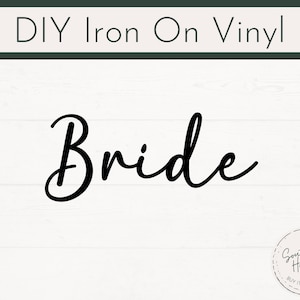 Könnte beinhalten: Schwarzer, kursiver Schriftzug "Bride" auf weißem Hintergrund, als Bügelbild-Transfer. Darüber ein dunkelgrünes Rechteck mit "DIY Iron On Vinyl". Kleines rundes Logo unten rechts.
