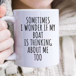 Manchmal frage ich mich, ob mein Boot auch an mich denkt - Lustige Bootfahren Kaffeetasse & Untersetzer - Segler Geschenkidee